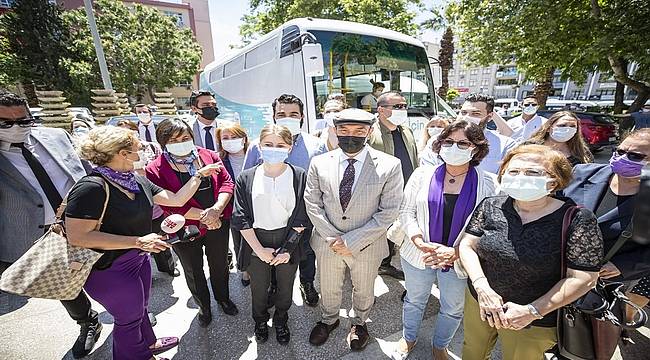 Başkan Soyer, erkek şiddetine uğrayan Çetinkaya'nın davasına katıldı 