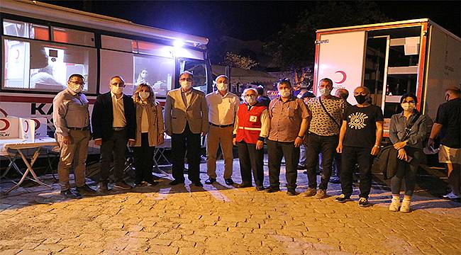 Foça'da Kızılay'ın Gece Mesaisine AK Partililerden Destek 