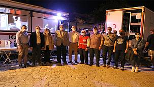 Foça'da Kızılay'ın Gece Mesaisine AK Partililerden Destek 