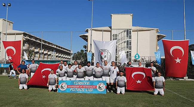 Futbolun delikanlıları 19 Mayıs Gençlik ve Spor Bayramı'nı sahada kutladılar 