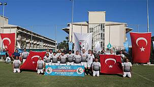 Futbolun delikanlıları 19 Mayıs Gençlik ve Spor Bayramı'nı sahada kutladılar 