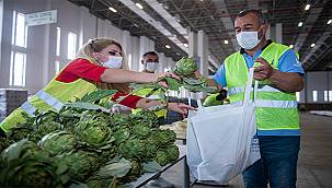 İzmir Büyükşehir Belediyesi hem üreticiye hem dar gelirli ailelere destek oluyor 