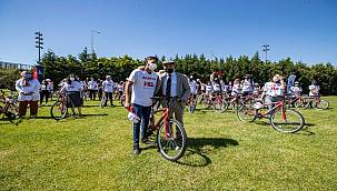 İzmir'de gönüllü gençlere 102 bisiklet 