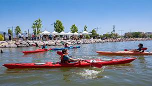 Karşıyaka'da kanolar '19 Mayıs' için suya indi  