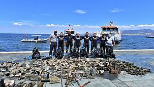 İzmir Büyükşehir Belediyesi dalgıçları Körfez'de dip temizliği yaptı 