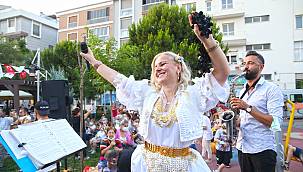 "Sen de Gel" coşkusu, iki mahalleyi sardı  