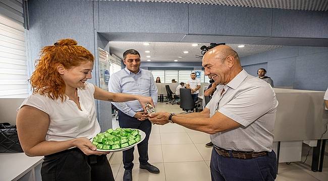 Başkan Soyer'den bayram mesaisindeki personele ziyaret 