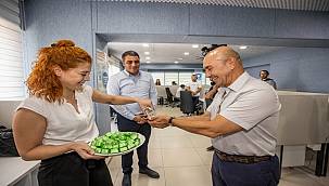 Başkan Soyer'den bayram mesaisindeki personele ziyaret 