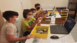 Bucalı gençler yaz tatilinde robotik kodlama öğreniyor