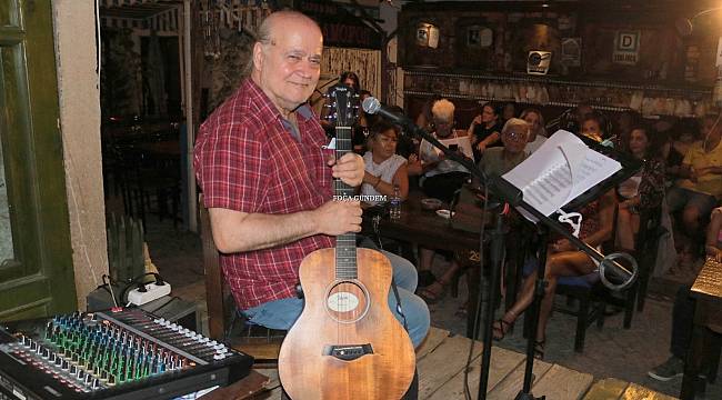 Foça, Vedat Sakman şarkılarıyla romantizmin derinliklerine indi 