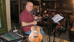 Foça, Vedat Sakman şarkılarıyla romantizmin derinliklerine indi 