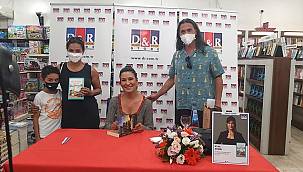 İclal Aydın bayramda İzmirlilerle D&R'da buluştu 