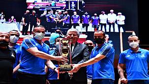 İzmir Büyükşehir Belediye Meclisi'nde çifte kupa gururu