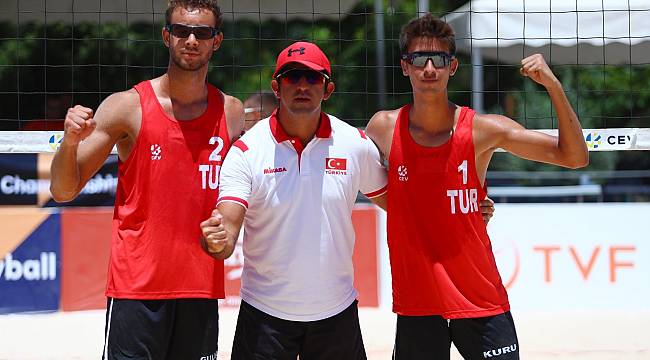 İzmir'de plaj voleybolu heyecanı sürüyor  