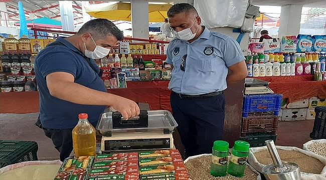 Bayraklı'da pazarcılara terazi ayarı denetimi 