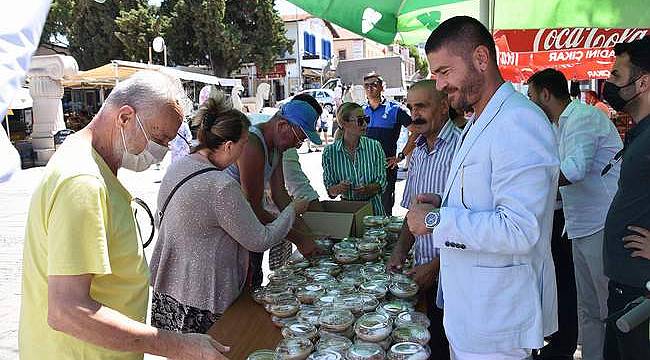Foça Belediyesi'nden aşure ikramı