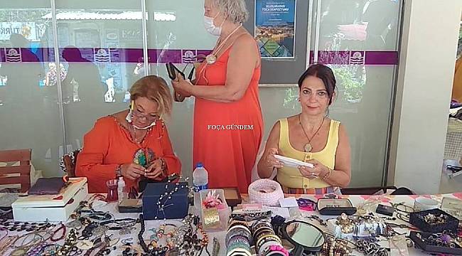 Foça'da sokak hayvanları yararına kermes düzenlendi