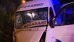 FOÇA'DA TRAFİK KAZASI: MİNİBÜS İŞ MAKİNESİ İLE ÇARPIŞTI 4 YARALI  