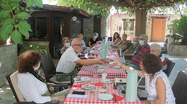 Foça Kitap Kulübü 15 yıldır ücretsiz kitap dağıtıyor