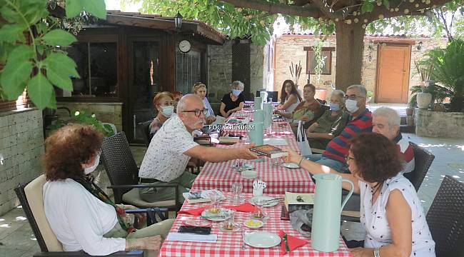 Foça Kitap Kulübü 15 yıldır ücretsiz kitap dağıtıyor 