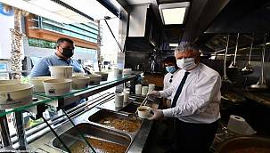 İzmir Büyükşehir Belediyesi 3 bin kişilik aşure dağıttı