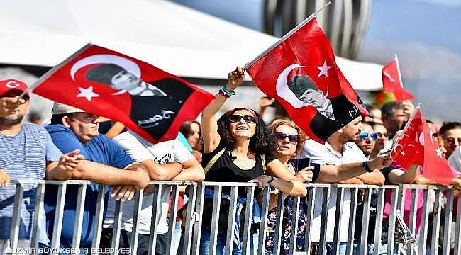 İzmir İş Dünyası 30 Ağustos'u kutladı 