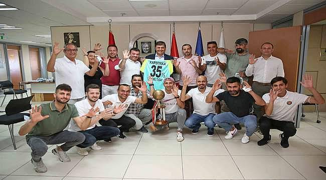 Karşıyakalı şampiyonlar kupayı Başkan Tugay'a götürdü 