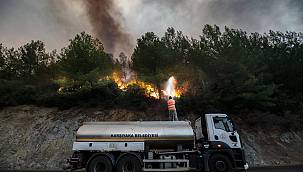 Yangına müdahale eden ekip çiçeklerle karşılandı