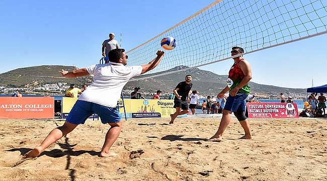 Yeni Foça'da Plaj Voleybolu Turnuvası 