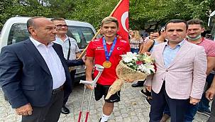 Ampute Milli Takım Oyuncusu Rüstem Kurhan baba evinde coşkuyla karşılandı 