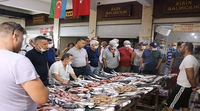 FOÇA BALIK HALİNDE FİYATLAR YARIYA DÜŞTÜ 