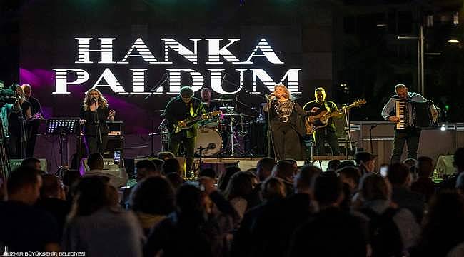 Hanka Paldum kardeşlik festivali için sahnede 