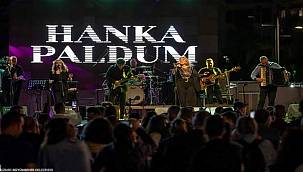 Hanka Paldum kardeşlik festivali için sahnede 