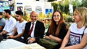 İzmir gençlere kucak açıyor 