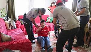 İzmir İtfaiyesi'nden depremde engelli kurtarma tatbikatı