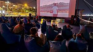 İzmirliler denizde sinemayı sevdi 