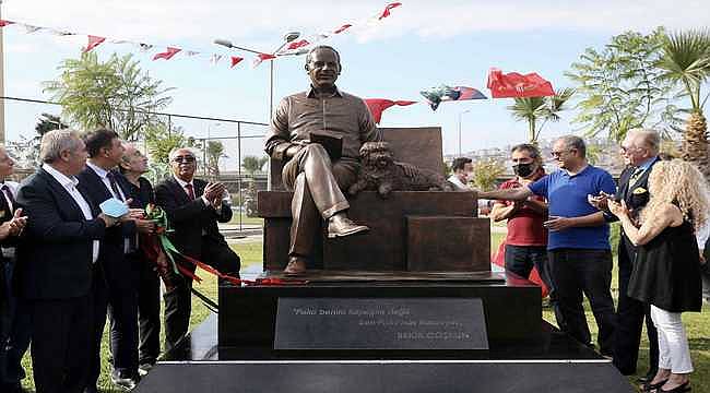 Karşıyaka'da 'Bekir Coşkun' heykeli açıldı 