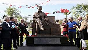 Karşıyaka'da 'Bekir Coşkun' heykeli açıldı 