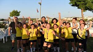 Mini Voleybolcular Aliağa'ya Kupayla Döndü