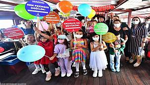 Başkan Soyer'den kız çocuklarına destek 