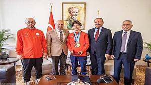 Başkan Soyer plaj güreşi şampiyonu Miraç Saraç'ı ağırladı 