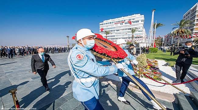 Cumhuriyet Bayramı kutlamaları çelenk töreniyle başladı 