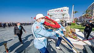 Cumhuriyet Bayramı kutlamaları çelenk töreniyle başladı 