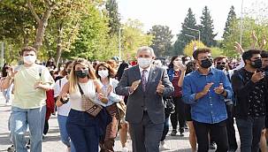 EÜ'den öğrencilere "Şenlikli" karşılama 