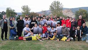 Foça'da gençler 29 Ekim'i sahada kutladı!  