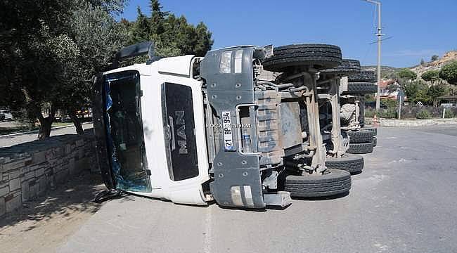 FOÇA'DA TRAFİK KAZASI: MİNİBÜSE ÇARPMAMAK İÇİN MOLOZ YÜKLÜ KAMYONU DEVİRDİ