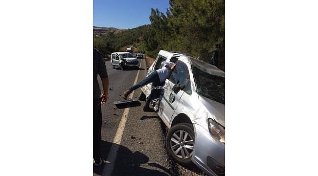 Foça'da Trafik Kazası: 2 Yaralı  