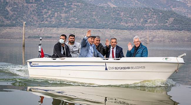 İzmir Büyükşehir Belediyesi tarlaları baraj altında kalan çiftçiye tekne hibe etti 