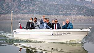 İzmir Büyükşehir Belediyesi tarlaları baraj altında kalan çiftçiye tekne hibe etti 