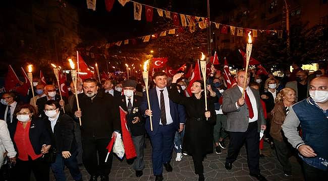 Karşıyaka'da yürekler Cumhuriyet için attı 